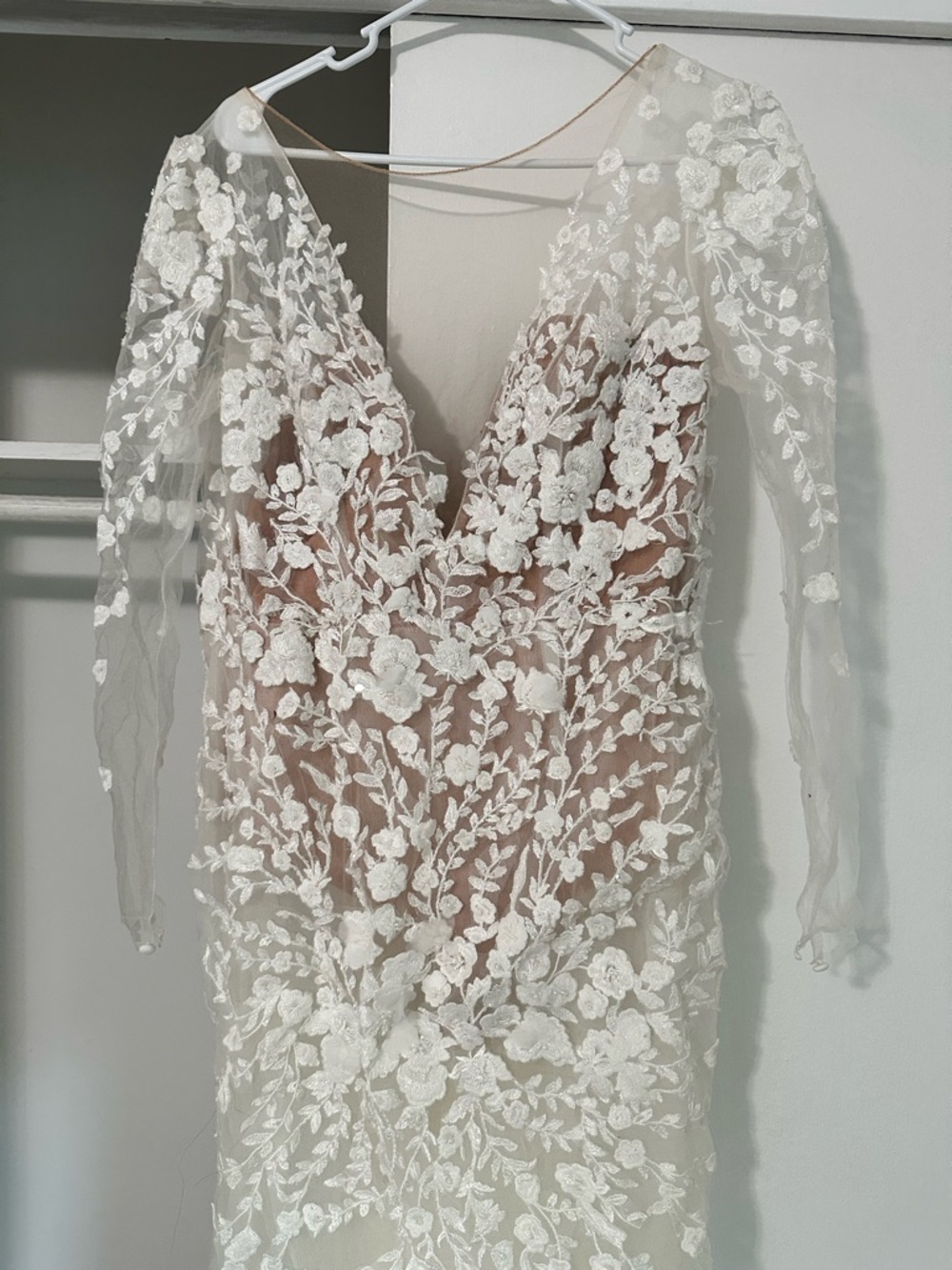David's Bridal Ivory Lace Long-Sleeve Plunge Gown with Tulle Overlay - Picture 4 of 8